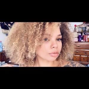 Meet your Posher, Monique